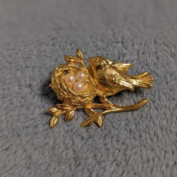 Vintage Goldtone Bird with Nest Brooche Faux Pearl Accents - Picture 7 of 8